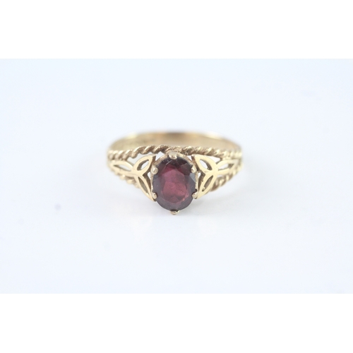 82 - 9ct gold vintage garnet claw set dress ring (2.6g) Size R