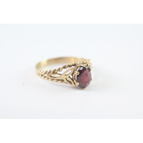 82 - 9ct gold vintage garnet claw set dress ring (2.6g) Size R