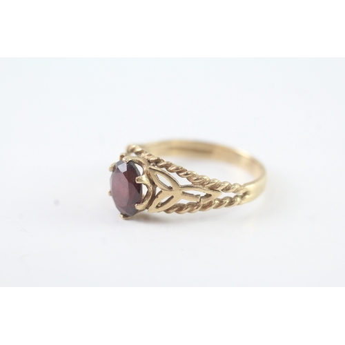 82 - 9ct gold vintage garnet claw set dress ring (2.6g) Size R