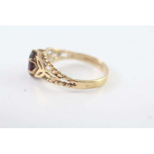 82 - 9ct gold vintage garnet claw set dress ring (2.6g) Size R