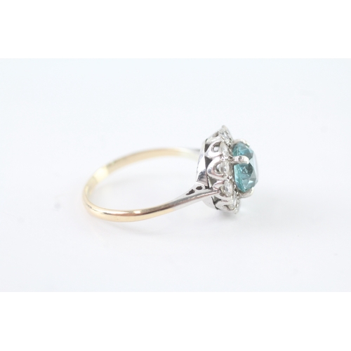 93 - 9ct white gold blue zircon & white gemstone dress ring (3g) Size P