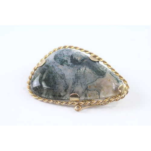 100 - 9ct gold moss agate set brooch (10.1g)