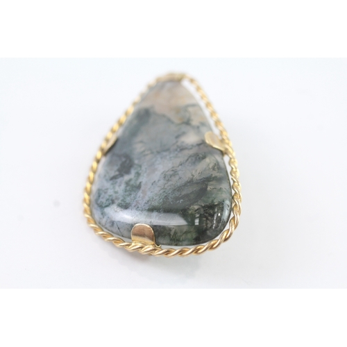 100 - 9ct gold moss agate set brooch (10.1g)