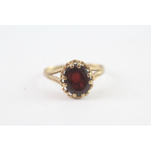 104 - 9ct gold garnet single stone ring (2.1g) Size O