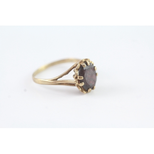 104 - 9ct gold garnet single stone ring (2.1g) Size O