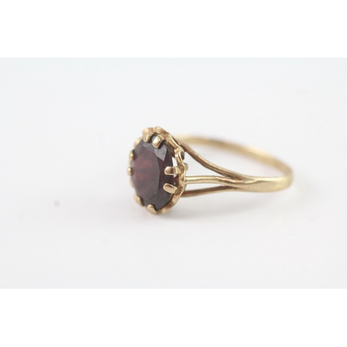 104 - 9ct gold garnet single stone ring (2.1g) Size O