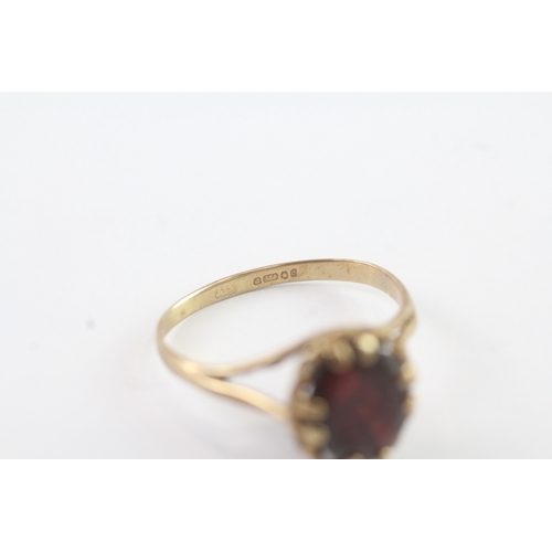 104 - 9ct gold garnet single stone ring (2.1g) Size O