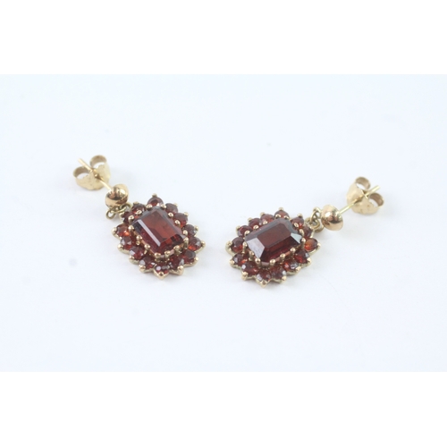 107 - 9ct gold garnet cluster drop earrings (2.2g)