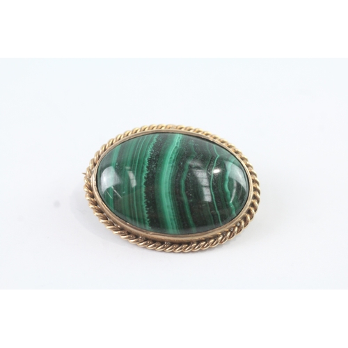 119 - 9ct gold vintage malachite set brooch (8g)