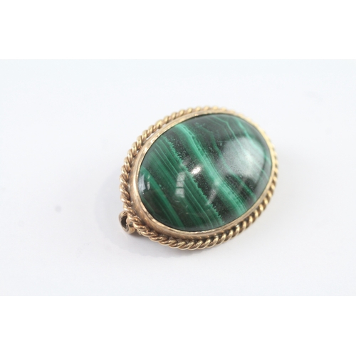 119 - 9ct gold vintage malachite set brooch (8g)