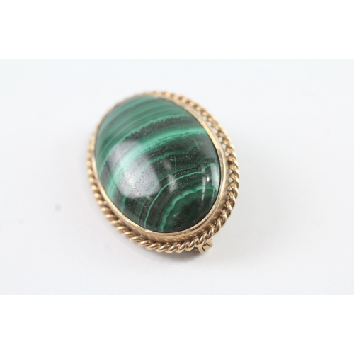 119 - 9ct gold vintage malachite set brooch (8g)