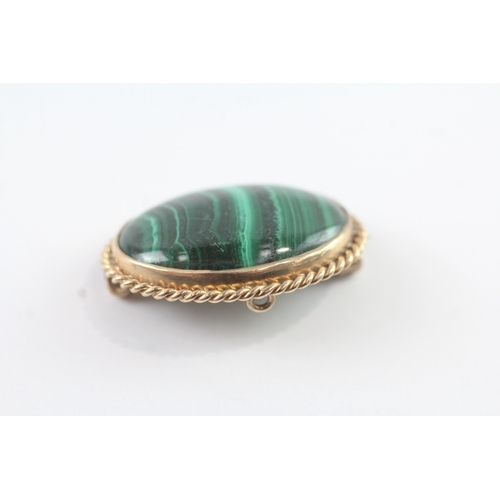 119 - 9ct gold vintage malachite set brooch (8g)