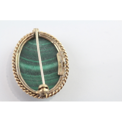 119 - 9ct gold vintage malachite set brooch (8g)