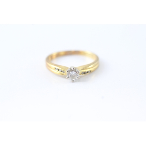 120 - 18ct gold diamond claw set dress ring (3.3g) Size M 1/2