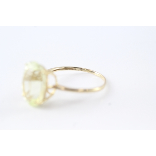 136 - 9ct gold citrine claw set dress ring (2.5g) Size P 1/2