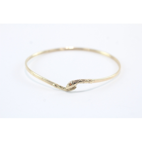 140 - 9ct gold garnet eyed snake bangle (4.9g)