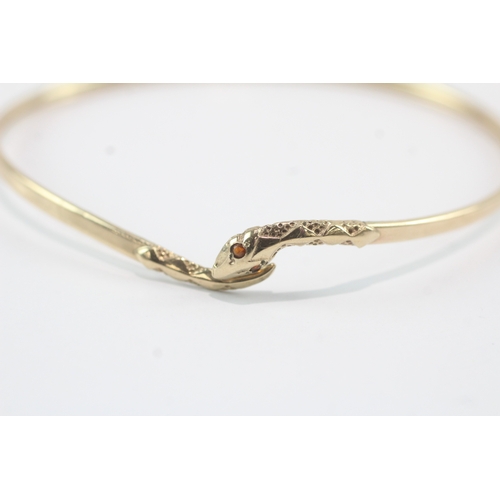 140 - 9ct gold garnet eyed snake bangle (4.9g)