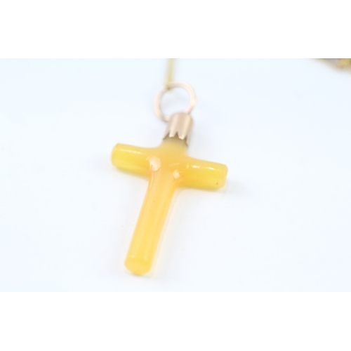 157 - 9ct gold agate cross pendant necklace (2.4g)