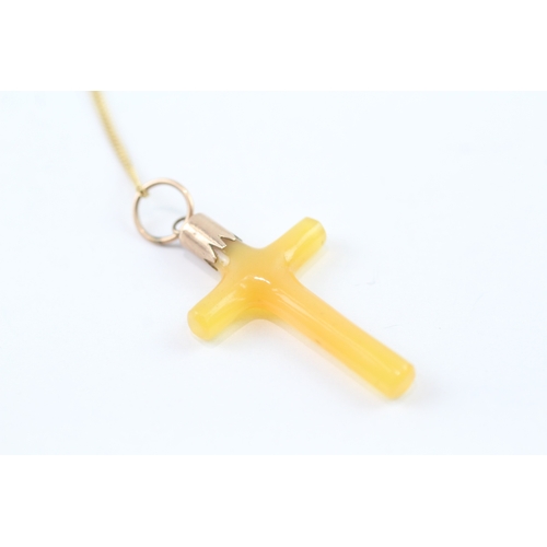 157 - 9ct gold agate cross pendant necklace (2.4g)