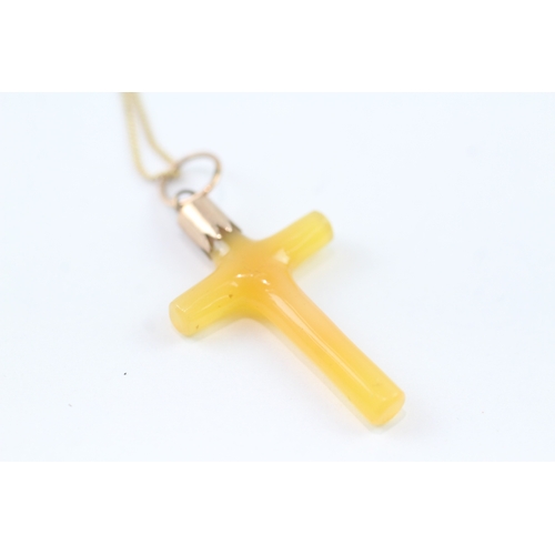 157 - 9ct gold agate cross pendant necklace (2.4g)