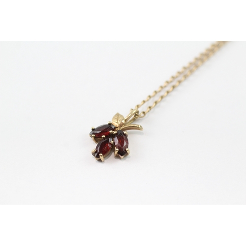 174 - 9ct gold garnet set trilogy pendant necklace (2.7g)