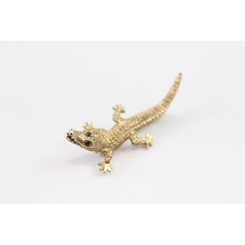 179 - 9ct gold sapphire eyed crocodile brooch (3.3g)