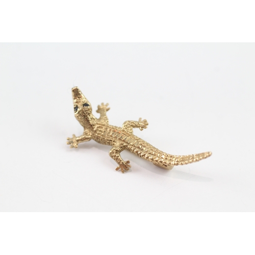 179 - 9ct gold sapphire eyed crocodile brooch (3.3g)