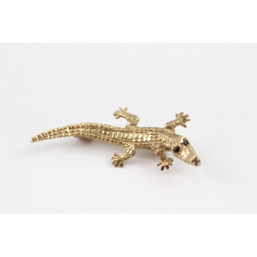 179 - 9ct gold sapphire eyed crocodile brooch (3.3g)