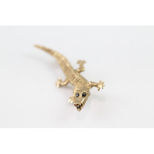 179 - 9ct gold sapphire eyed crocodile brooch (3.3g)