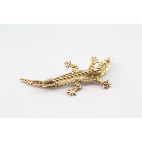 179 - 9ct gold sapphire eyed crocodile brooch (3.3g)