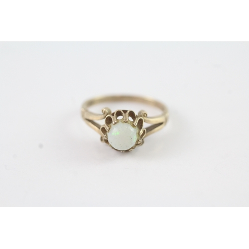 194 - 9ct gold opal single stone ring (2.1g) Size K