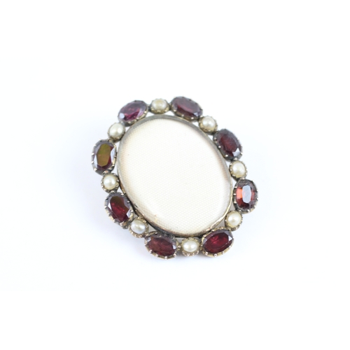 195 - 8ct gold garnet and cultured pearl photo brooch (9.2g)