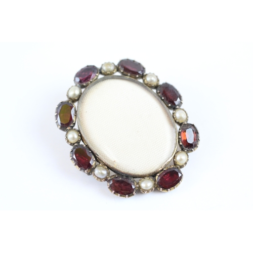 195 - 8ct gold garnet and cultured pearl photo brooch (9.2g)