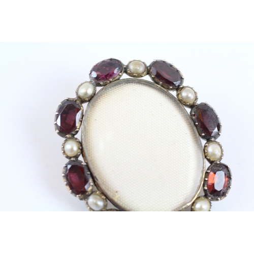 195 - 8ct gold garnet and cultured pearl photo brooch (9.2g)