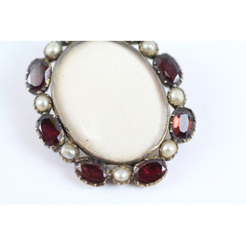 195 - 8ct gold garnet and cultured pearl photo brooch (9.2g)