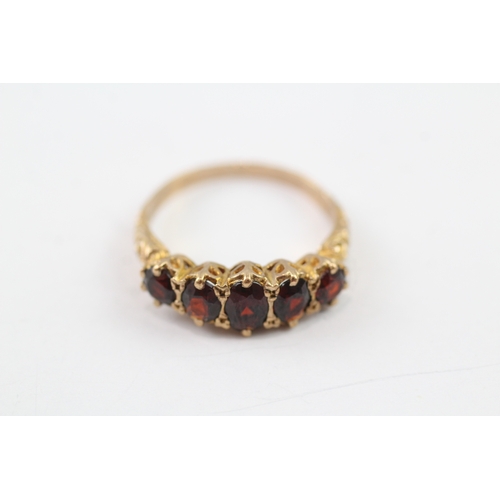 196 - 9ct gold garnet five stone ring (3.4g) Size R