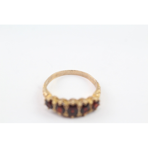 196 - 9ct gold garnet five stone ring (3.4g) Size R