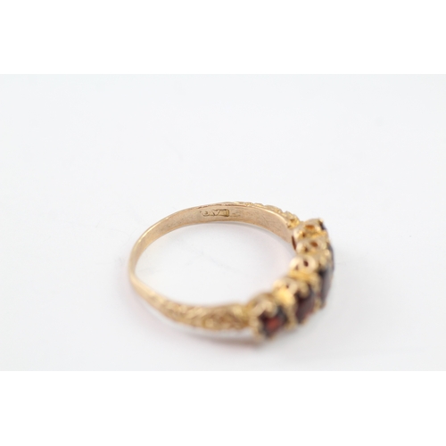 196 - 9ct gold garnet five stone ring (3.4g) Size R