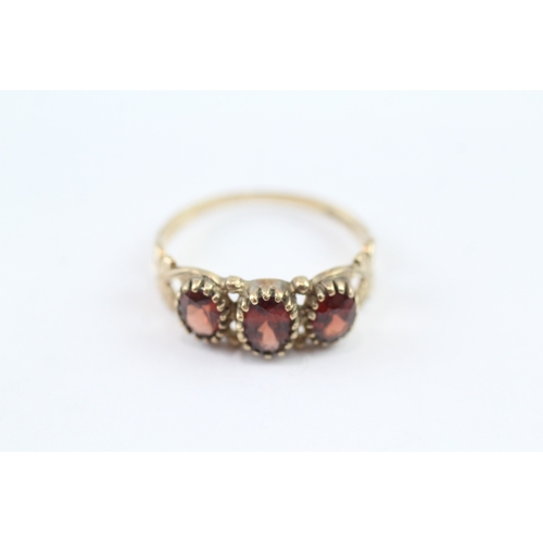 199 - 9ct gold garnet trilogy dress ring (1.9g) Size O