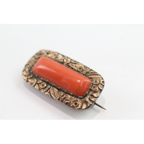 200 - 9ct gold Victorian coral brooch (8.4g)