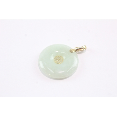 31 - 14ct gold jade circle pendant (4.2g)