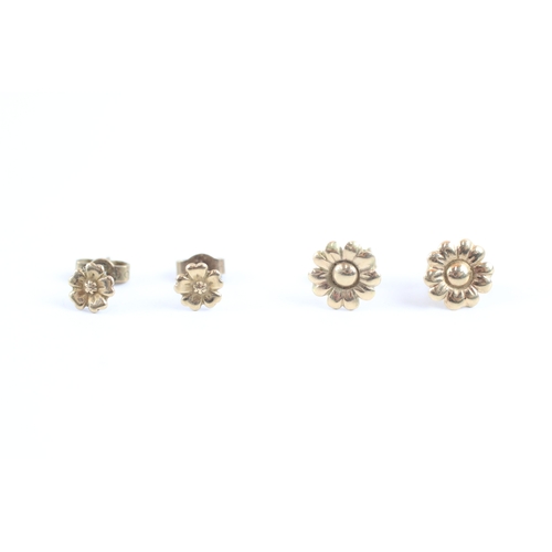 41 - 9ct gold x2 foliate stud earrings set (1.5g)