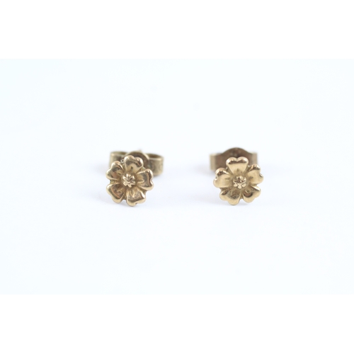 41 - 9ct gold x2 foliate stud earrings set (1.5g)