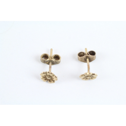 41 - 9ct gold x2 foliate stud earrings set (1.5g)