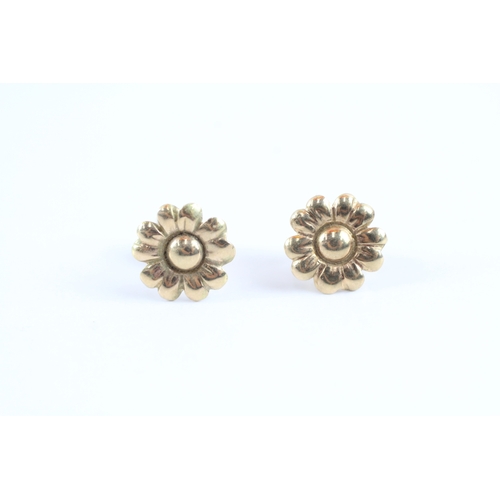 41 - 9ct gold x2 foliate stud earrings set (1.5g)