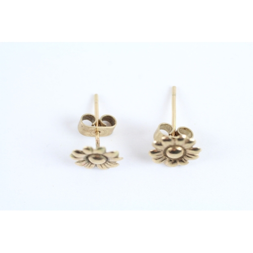 41 - 9ct gold x2 foliate stud earrings set (1.5g)