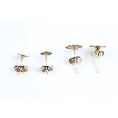 41 - 9ct gold x2 foliate stud earrings set (1.5g)