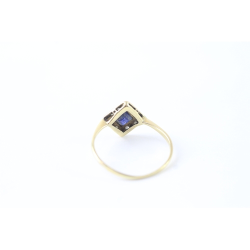 43 - 18ct gold diamond & sapphire art deco style dress ring (1.8g) Size R