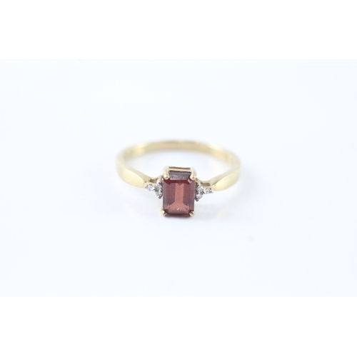 5 - 9ct gold red and clear gemstone set dress ring (2.3g) Size Q