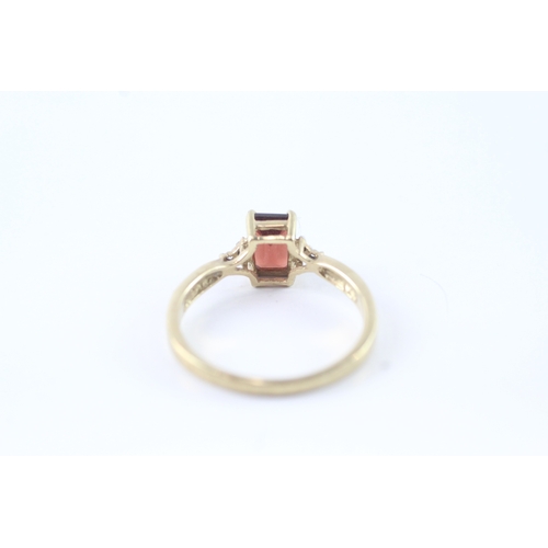 5 - 9ct gold red and clear gemstone set dress ring (2.3g) Size Q